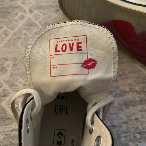 NWT - Converse (Unisex) Chuck 70 Embroidered Lips High - Picture 6 of 8
